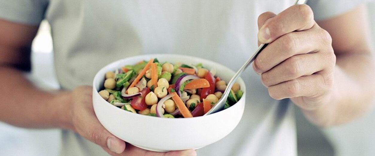 Un home come alimentos que son bos para a potencia