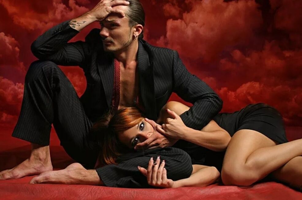 Unha muller tenta persuadir a un home para que masajee o punto G