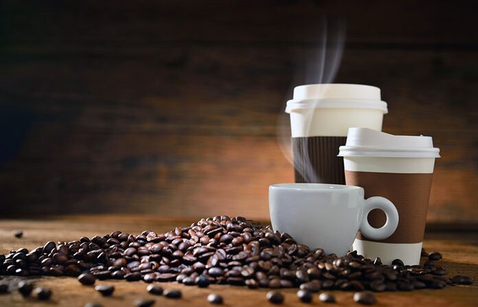 café como un produto prohibido mentres toma unha vitamina para potenciar